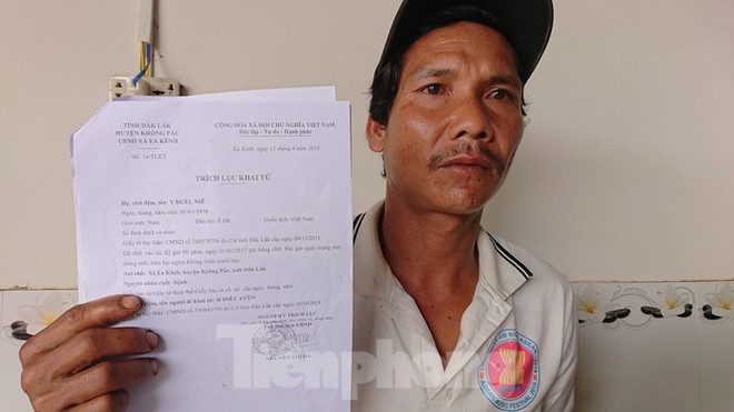 Chồng đi làm ăn xa, vợ ở nhà khai tử 1