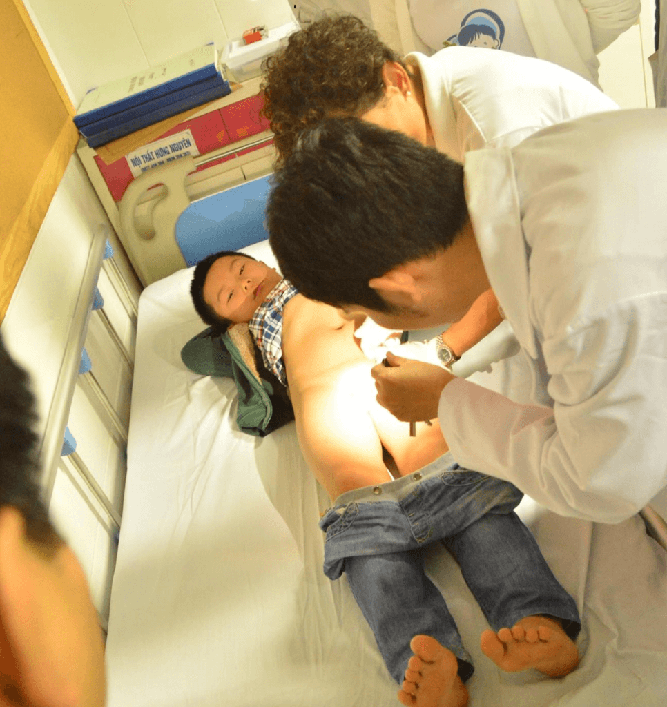 Lạ kỳ bé gái 5 tuổi có dương vật 2