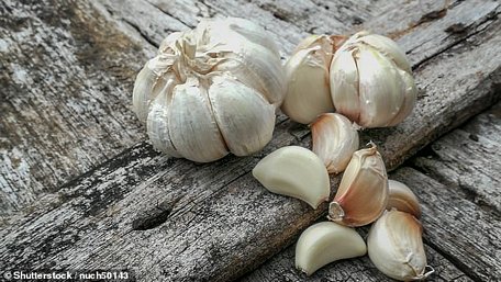 Dùng tỏi để chế thành biện pháp trừ sâu tự nhiên