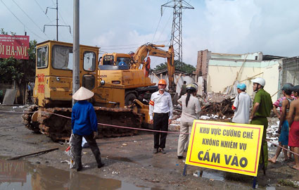 Cưỡng chế thu hồi đất là biện pháp bắt buộc người dân thực hiện thu hồi đất