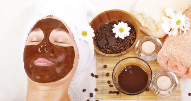 Bột ca cao và sữa chua không đường dùng làm mặt nạ dưỡng trắng nâng cơ 