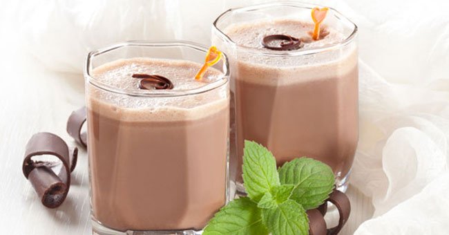 Pha ca cao nóng bằng sữa tươi và nước dừa sẽ giúp cho hương vị đậm đà hơn