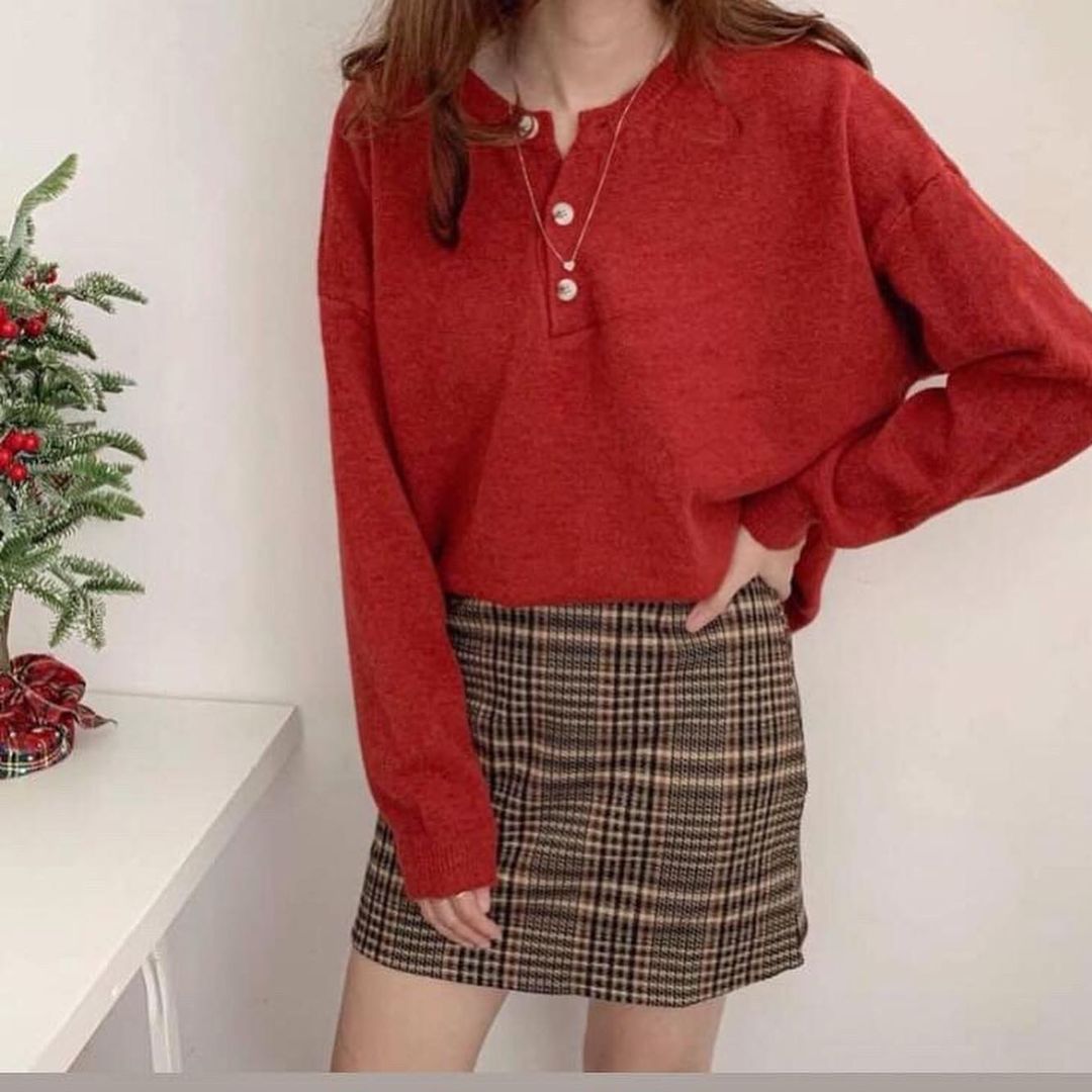 Áo len đỏ và chân váy