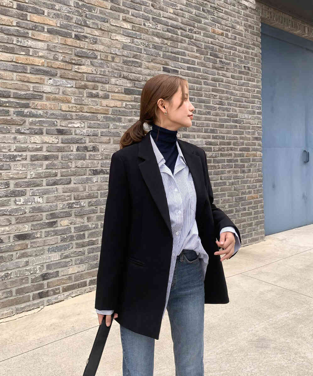 Áo len cổ lọ với áo sơ mi