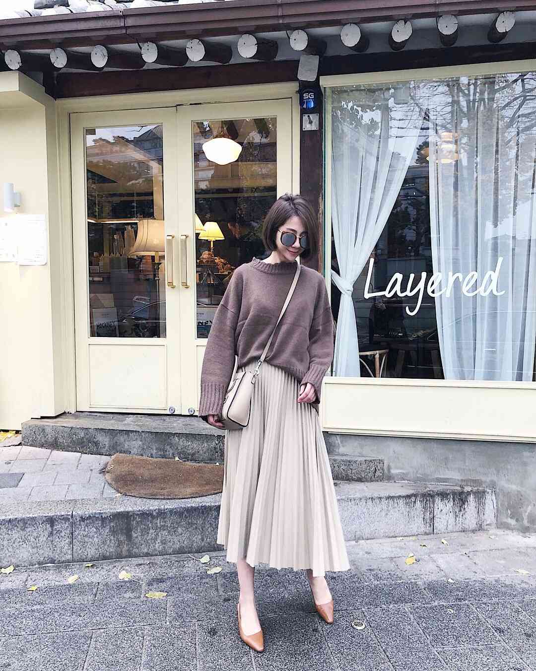 Áo len với chân váy dài