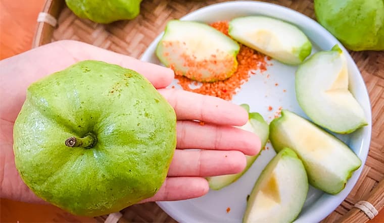 Hãy chọn những quả ổi khi cầm lên tay có cảm giác nặng